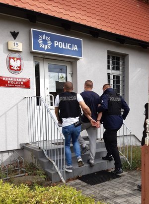 Policjanci prowadzą zatrzymanego do komisariatu w Solcu Kujawskim.