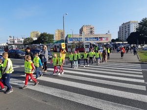 Dzieci podczas przechodzenia przez przejście dla pieszych.