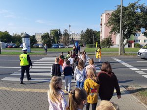 Uczniowie zmierzający po przejściach dla pieszych w stronę szkoły.