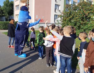 Polfinek przybija z uczennicą tak zwaną piątkę.