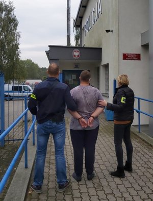 Policjanci prowadzą zatrzymanego do Komisariatu Policji Bydgoszcz- Fordon.