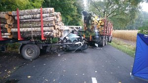 Widok na pojazdy po zdarzeniu. Widoczne uszkodzenia fiata ducato.