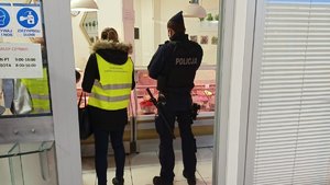 Policjant i pracownik Sanepidu podczas kontroli sklepu mięsnego.