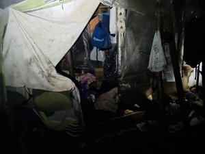 szałas, w którym mieszkają bezdomni