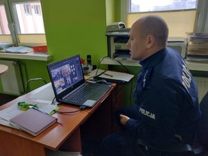 Policjant podczas zajęć online z uczniami.