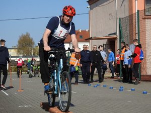 mężczyzna w kasku jedzie rowerem po przeszkodzie