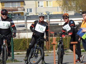 trzej mężczyźni stoją z rowerami