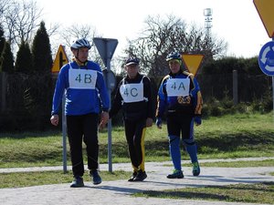 idą trzej mężczyźni z kaskami na głowie