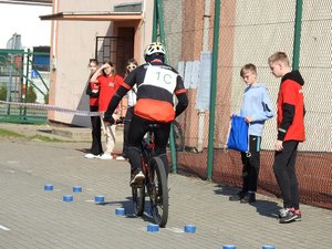 mężczyzna jedzie rowerem pomiędzy przeszkodami