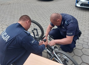 Policjanci znakują rower.