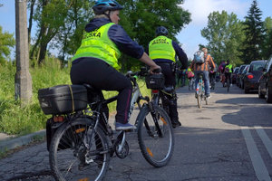 dwie strażniczki miejskie jadą na rowerach