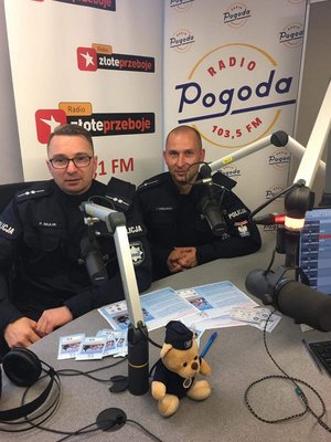 policjanci siedzą w studiu radia