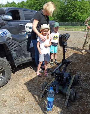 Kobieta i dzieci oglądają robota pirotechnicznego.