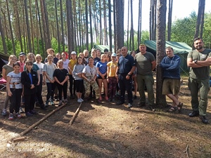 zdjęcie grupowe uczestników obozu, opiekunów oraz policjantów i leśników