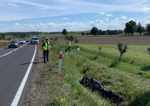 policjanci pracujący na miejscu wypadku