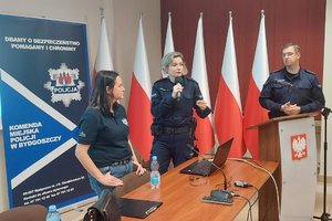 policjantka przemawia do Seniorów