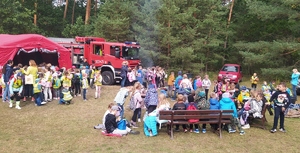 Grupy dzieci na terenie miasteczka ruchu drogowego.