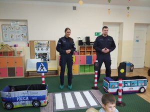 Policjanci podczas pogadanki.