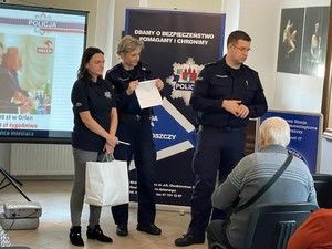 Policjanci podczas spotkania z seniorami.