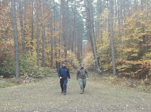 Patrol idący przez las.
