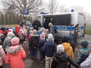 dzieci oglądają radiowóz w towarzystwie policjanta