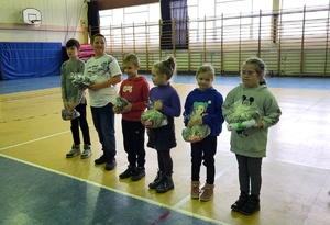 nagrodzone dzieci stojące w szeregu na sali gimnastycznej