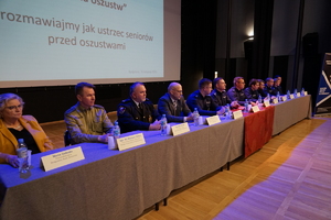 uczestnicy debaty- policjanci i przedstawiciele innych instytucji