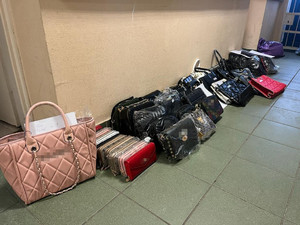 torebki poukładane w rzędzie pod ścianą