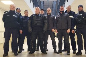 wspólne zdjęcie policjantów, strażników więziennych z Pawłem Wesołowskim