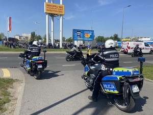 Policjanci i motocykliści podczas XXV Otwarcia Sezonu Motocyklowego