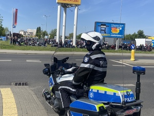 Policjanci i motocykliści podczas XXV Otwarcia Sezonu Motocyklowego