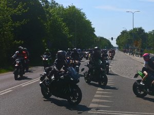 Policjanci i motocykliści podczas XXV Otwarcia Sezonu Motocyklowego