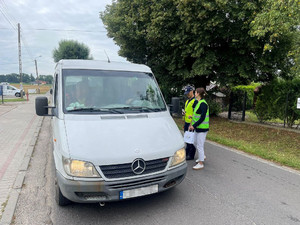 Policjanci i pracownicy urzędu podczas akcji.