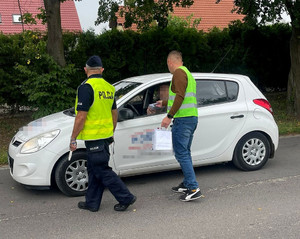 Policjanci i pracownicy urzędu podczas akcji.