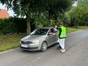 Policjanci i pracownicy urzędu podczas akcji.