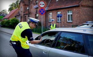 Policjanci wydziału ruchu drogowego podczas działań na drodze