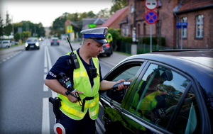 Policjanci wydziału ruchu drogowego podczas działań na drodze