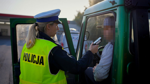 Policjantki Wydziału Ruchu Drogowego KMP w Bydgoszczy w trakcie działań na drodze