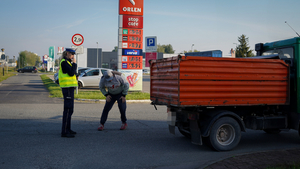 Policjantki Wydziału Ruchu Drogowego KMP w Bydgoszczy w trakcie działań na drodze