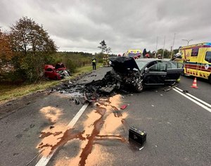 rozbite pojazdy oraz służby na miejscu zdarzenia