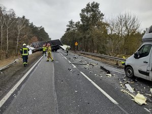 Służby na miejscu wypadku, rozbite pojazdy.