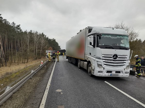 Służby na miejscu wypadku, rozbite pojazdy.