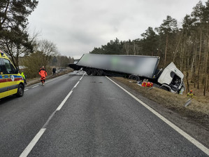 Służby na miejscu wypadku, rozbite pojazdy.