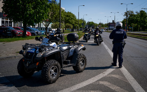 Policjanci wydziału ruchu drogowego podczas działań dotyczących zabezpieczenia przejazdu.