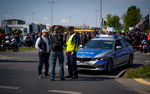 Policjanci wydziału ruchu drogowego podczas działań dotyczących zabezpieczenia przejazdu.