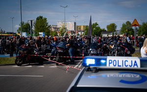 Policjanci wydziału ruchu drogowego podczas działań dotyczących zabezpieczenia przejazdu.