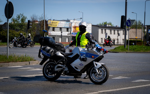 Policjanci wydziału ruchu drogowego podczas działań dotyczących zabezpieczenia przejazdu.
