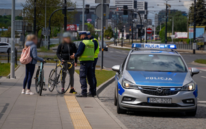 Policjanci ruchu drogowego podczas działań na drodze