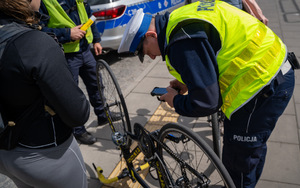 Policjanci ruchu drogowego podczas działań na drodze