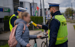 Policjanci ruchu drogowego podczas działań na drodze